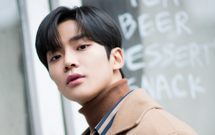 Rowoon SF9 Bikin Gemas Mati-Matian Tutupi Merek Pakaian