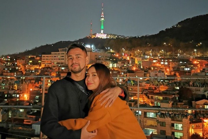 Pose Mesra di Hongdae Berlatar Namsan Tower