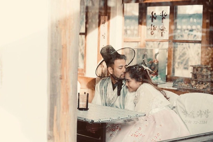 Jajal Pakai Hanbok dan Pose Romantis Bak Pasangan Asli Korea