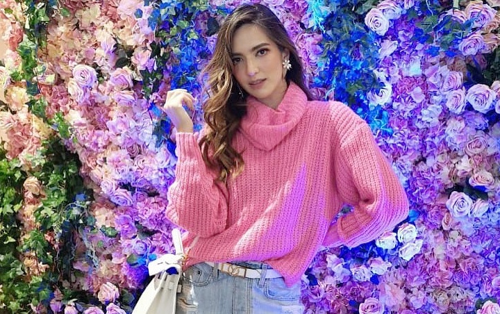 Nia Ramadhani yang merupakan sahabat Rezky Aditya dan Citra Kirana menjadi salah satu tamu yang hadir di pernikahan 1 Desember. Dibanding di acara sebelumnya, Nia terlihat lebih santun dan cantik alam