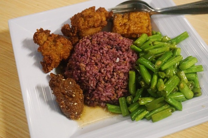 Ingin Makan Malam yang Sehat dan Lezat di Bandung? Datangi Saja Warung Nasi Kalong