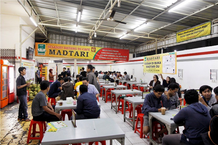 Cafe Madtari, Salah Satu Tempat Nongkrong Favorit Anak Muda di Bandung Saat  Malam