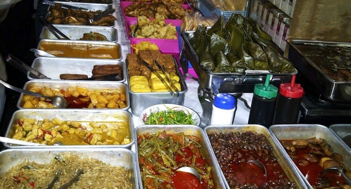 Ingin Makan Berat yang Enak dan Murah Saat Malam? Datang Saja ke Warung Ceu Mar