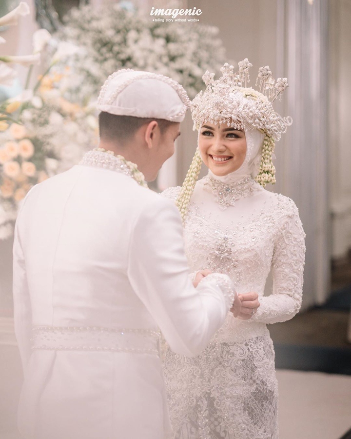 Antusias Saling Tukar Cincin Usai Resmi Menikah