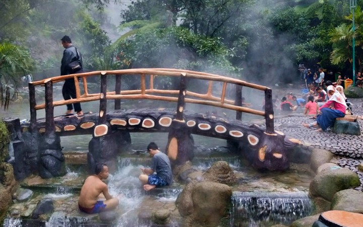 Berendam Di Pemandian Air Panas Sambil Menikmati Suasana Hujan