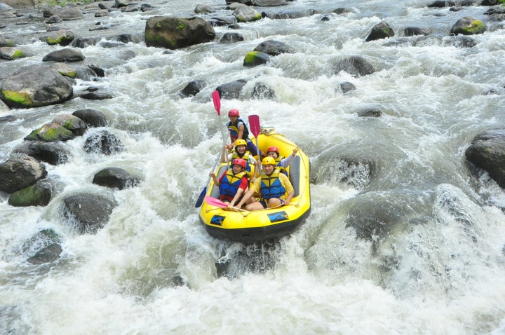 Pacu Adrenalin Dengan Arung Jeram Saat Hujan