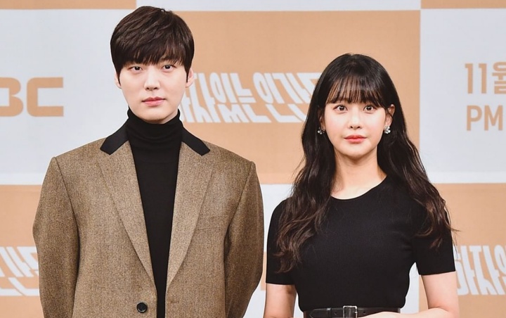 Oh Yeon Seo Agresif Pojokkan Ahn Jae Hyun ke Tembok di Foto Adegan Love with Flaws