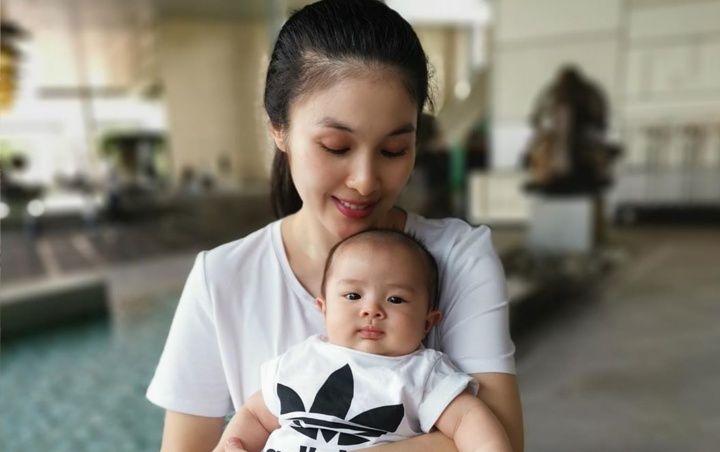 Genap Usia 3 Bulan, Sandra Dewi Sebal Anak Bungsu Makin Mirip Suaminya