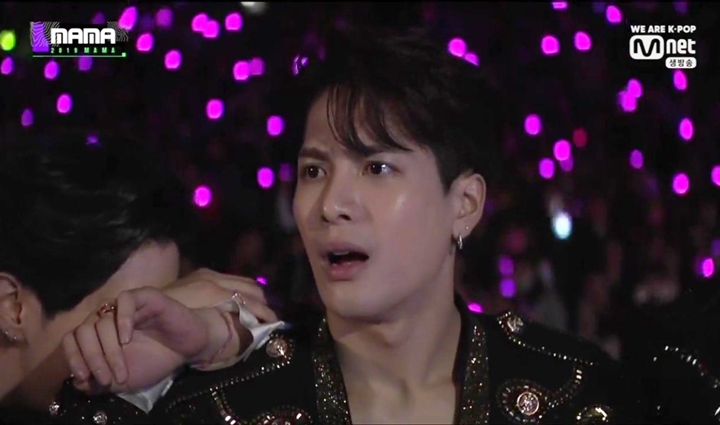 MAMA 2019: Ekspresi Syok Jackson GOT7 Lihat Kostum Duet Hwasa dan JYP Curi Fokus