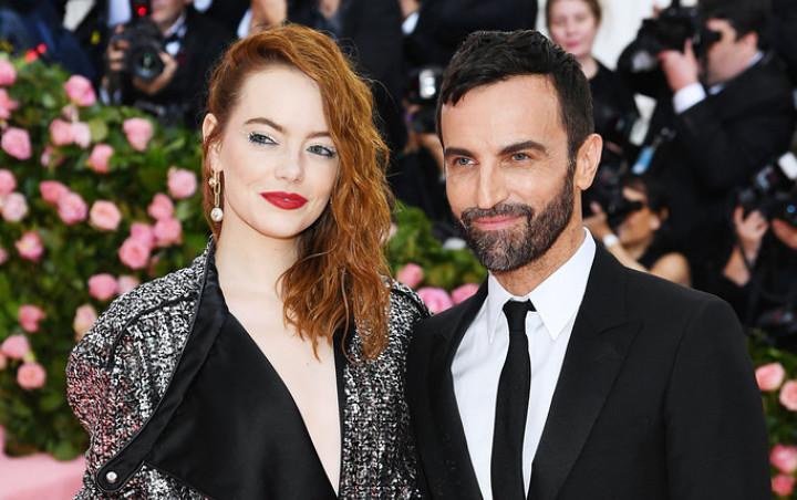 Emma Stone Tunangan dengan David McCary Produser 'SNL'