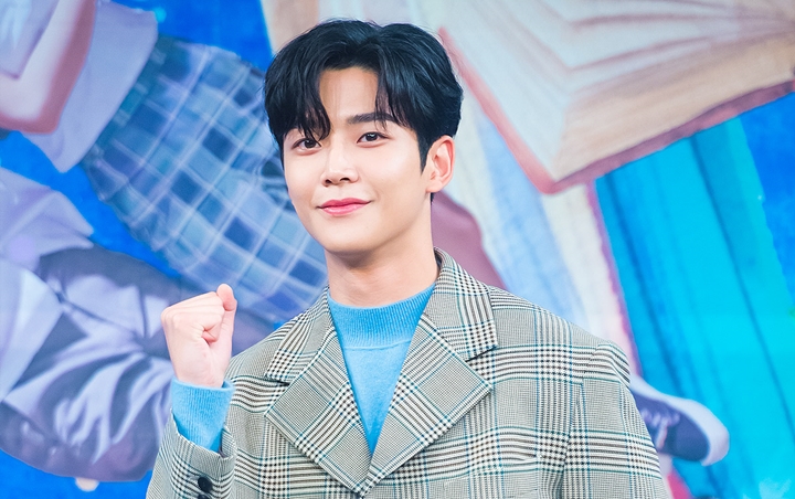 Rowoon SF9 Menang New Actor Awards Berkat 'Extraordinary You', Banjir Ucapan Selamat