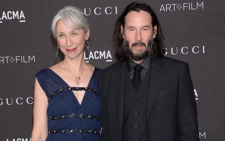 Disindir Kelihatan Tua, Ini Alasan Alexandra Grant Pacar Keanu Reeves Biarkan Rambutnya Memutih