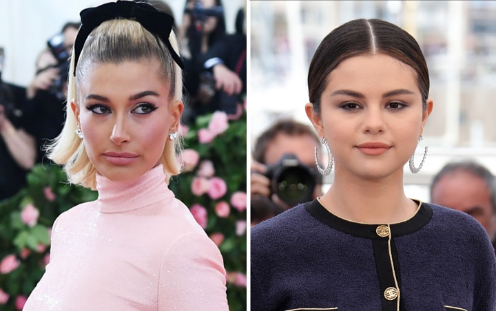 Hailey Baldwin Terang-Terangan Bicara Soal Rumor Perseteruan dengan Selena Gomez