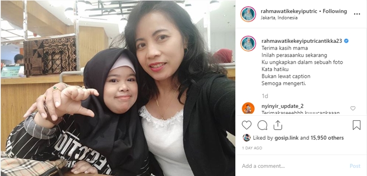 Kekeyi Foto Akrab Bareng Mama, Pamer Love Sign Justru Bikin Salfok