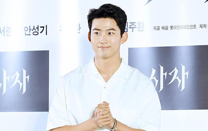 Beredar Foto Taecyeon 2PM Kencan dengan Wanita Diduga Aktris 