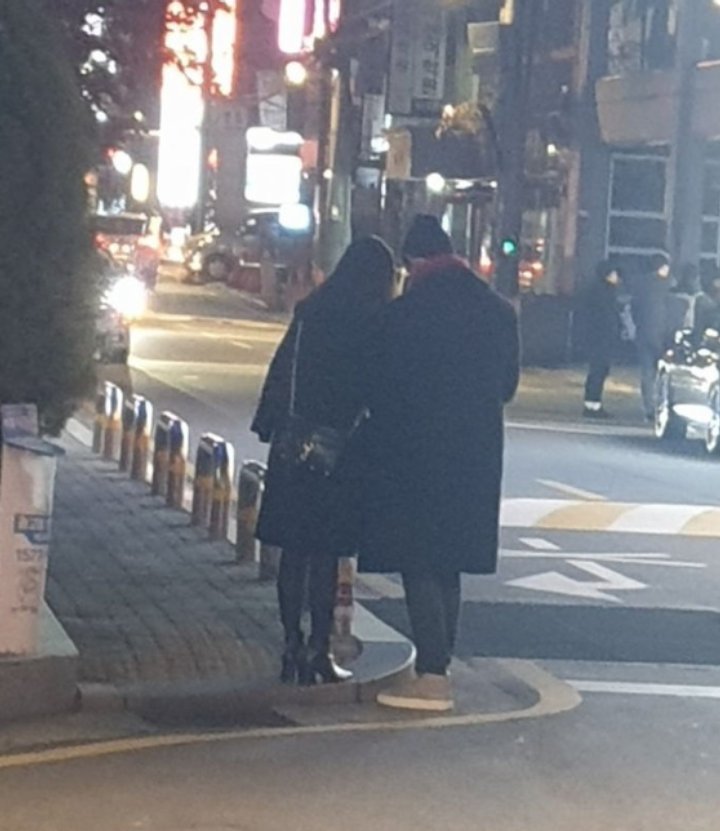 Beredar Foto Taecyeon 2PM Kencan dengan Wanita Diduga Aktris