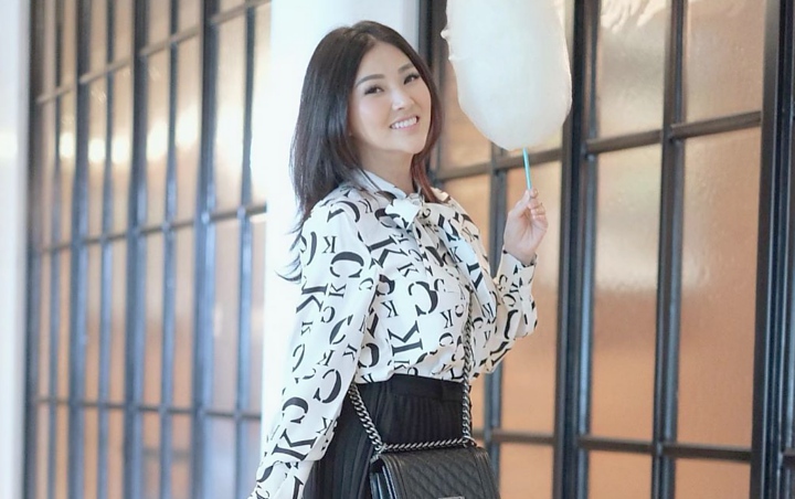 Cuek Isu Dada Disentuh Betrand, Sarwendah 'Kembaran' Song Hye Kyo Cantik Pakai Jeans Robek
