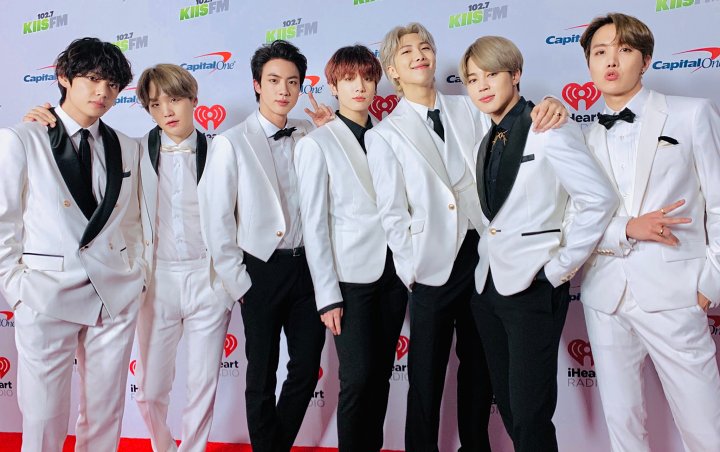 BTS Foto Bareng Fans, Jungkook Bikin Gemas Mati-Matian Pose Biar Tampak BTS Foto Bareng Fans, Jungkook Bikin Gemas Mati-Matian Pose Biar Tampak
