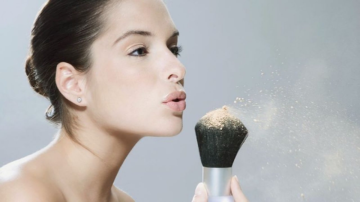 Jangan Menggunakan Terlalu Banyak Bedak Jika Ingin Menghasilkan Makeup yang Tahan Lama