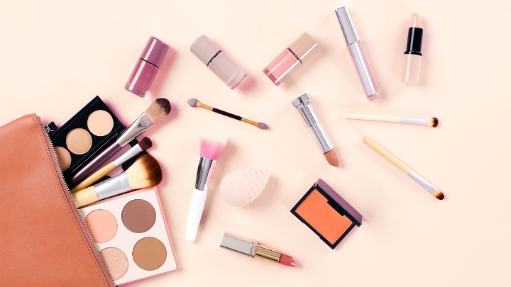 Gunakan Produk Kosmetik yang Bebas Minyak Untuk Menghasilkan Makeup yang Tahan Lama