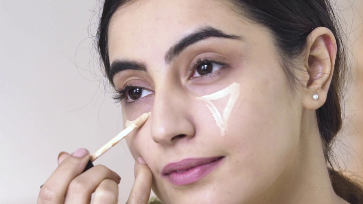 Tutupi Kekurangan Pada Wajah dan Buat Makeup Tahan Lama dengan Menggunakan Concealer
