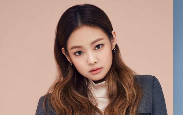 Selasa (10/12), Jennie tampil di event GentleMonster di Tiongkok. Pada kesempatan tersebut, penyanyi kelahiran 1996 itu tampil cantik dalam balutan mini dress berwarna putih.