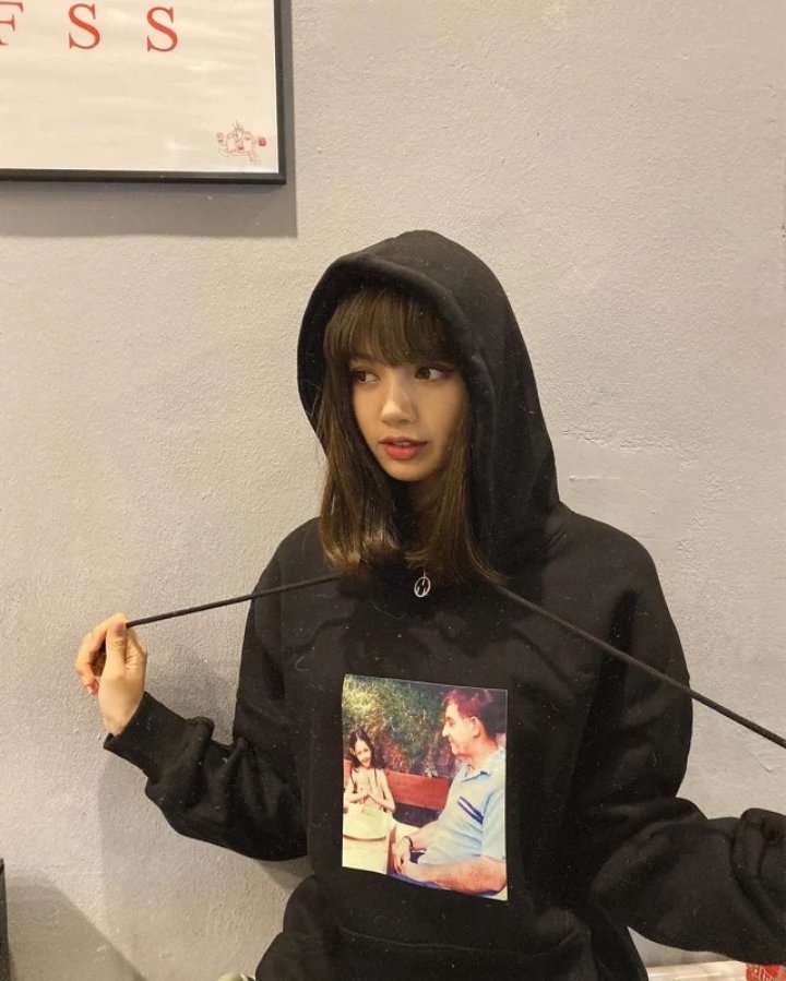 Lisa BLACKPINK Tunjukkan Kedekatan dengan Ayah Saat Father\'s Day