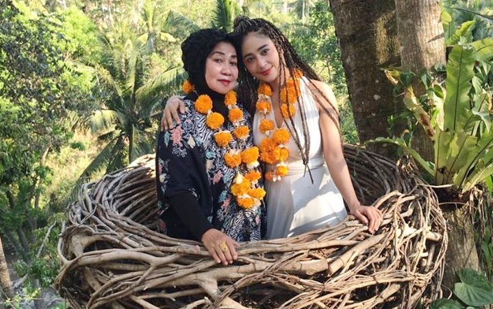 Dewi Persik Kembali Ingat Mendiang Ayah Saat Beri Ucapan Ulang Tahun Untuk Sang Ibunda