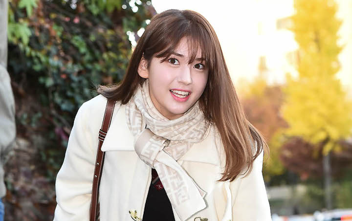 Jeon Somi Manyun dan Kedip Manja Promosi 'Laws of The Jungle' Micronesia