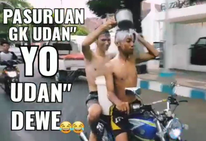 Viral Video ABG Mandi Sambil Naik Motor Di Pasuruan, Polisi: Seharusnya Itu Ditilang