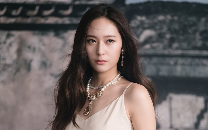 Visual Krystal f(x) di Sederet Foto Candid Ini Bikin Speechless Saking Cantiknya