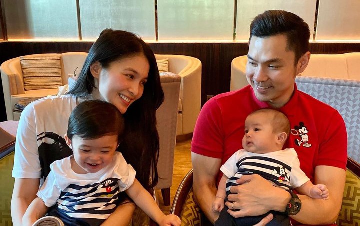 Kondangan Bareng Sandra Dewi, Penampilan Suami Tampan Pakai Beskap Blangkon Jawa Jadi Sorotan