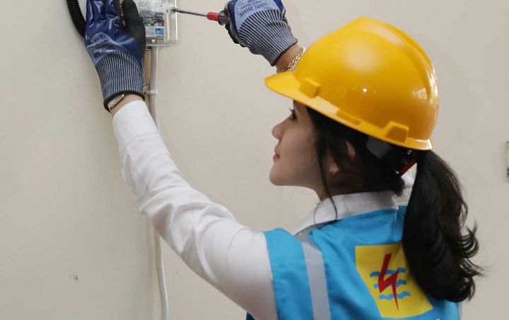 Pegawai PLN Urunan Bayar Pemasangan Listrik Untuk Ribuan Rumah Tangga Miskin