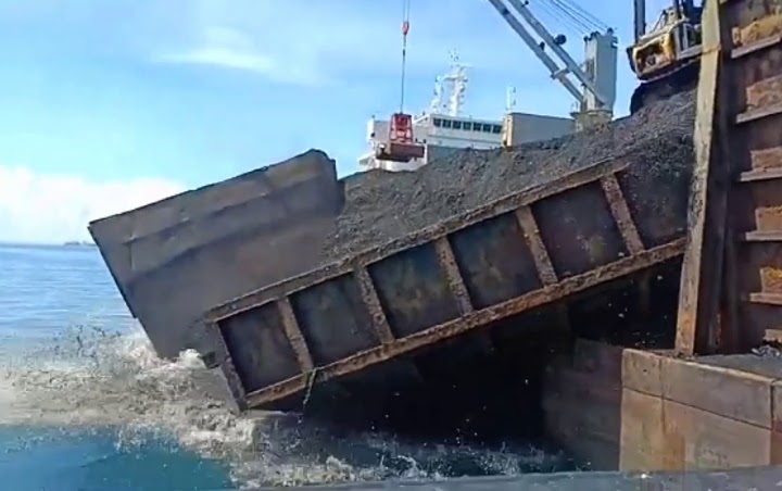 Kapal Tongkang Jebol di Kaltim, Buldozer Hingga Batubara Tumpah ke Laut 
