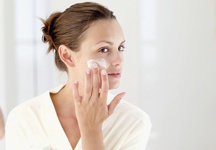 Gunakan Pelembab Untuk Menciptakan Makeup yang Natural dan