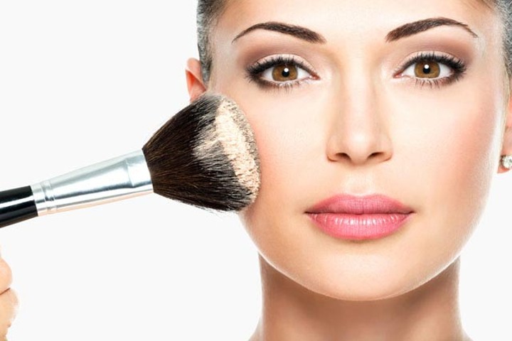 Pemula Ingin Belajar Makeup Natural? Jangan Lupa Gunakan Bedak Ya