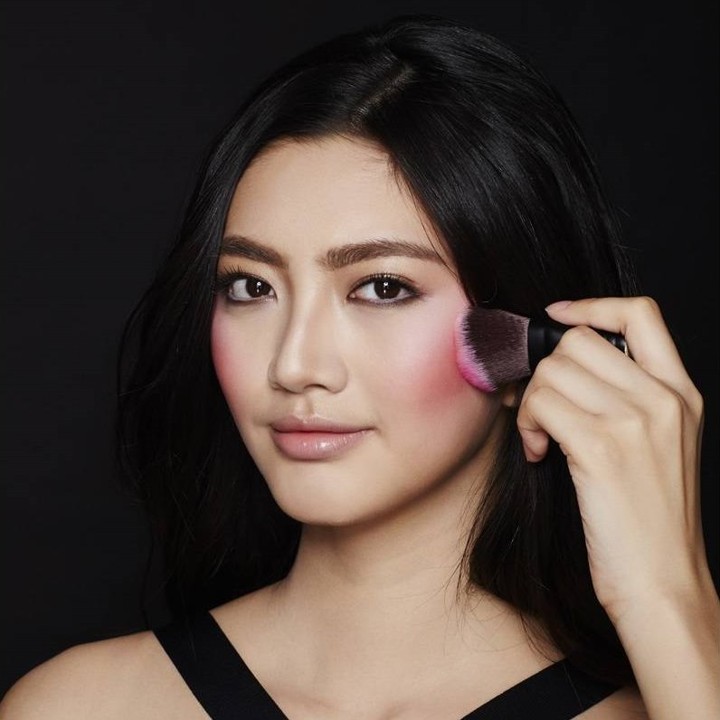 gunakan-blush-on-biar-makeup-naturalmu-tidak-terlihat-pucat