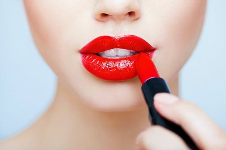 Hindari Penggunaan Lipstik Berwarna Terang Menyala Jika Ingin Menghasilkan Makeup Natural