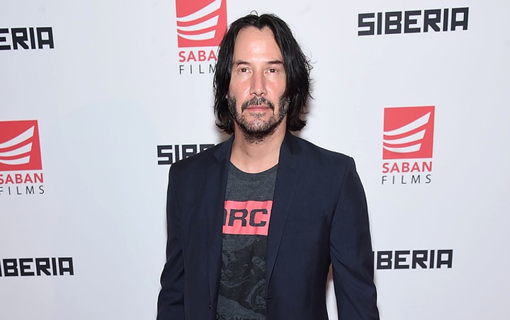 Pose Keanu Reeves Saat Foto Bareng Cewek Cantik Disorot, Lagi-Lagi Dijuluki Internet Boyfriend