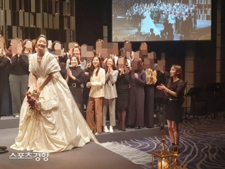 Jisook Eks Rainbow Tangkap Buket Bunga Di Pernikahan Seo Hyo Rim, Bakal Segera Nikah?