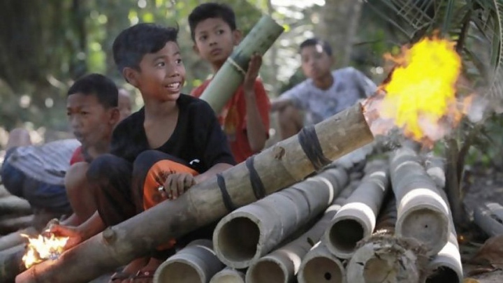 Natal di Flores Dimeriahkan dengan Tradisi Unik Bernama Meriam Bambu