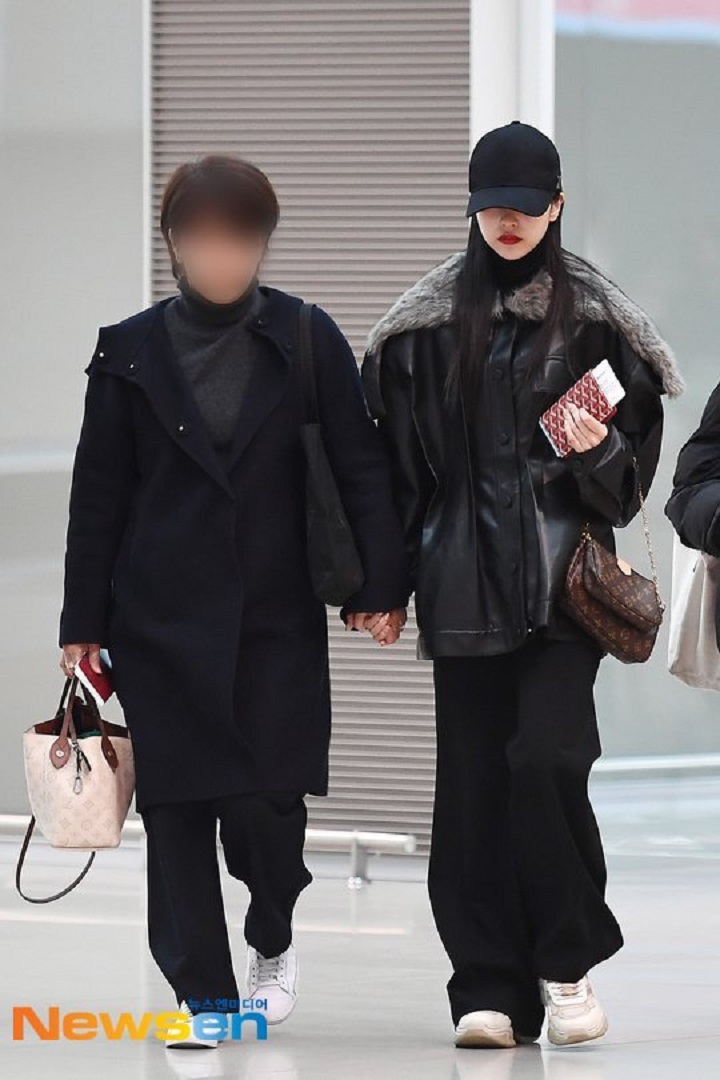 Lagi-Lagi Mina di Bandara Ditemani Sang Ibu, Netizen Tak Tega dan Minta Keluar Saja dari Twice