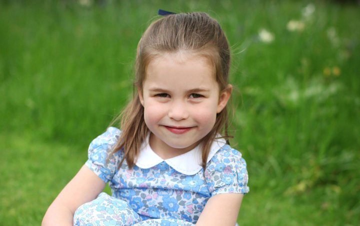 Kecantikan Putri Charlotte di Foto Keluarga Cambridge Ini Dipuji Selangit