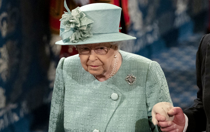 Ratu Elizabeth Lagi-Lagi Kedapatan Singkirkan Foto Keluarga Pangeran Harry dan Meghan Markle