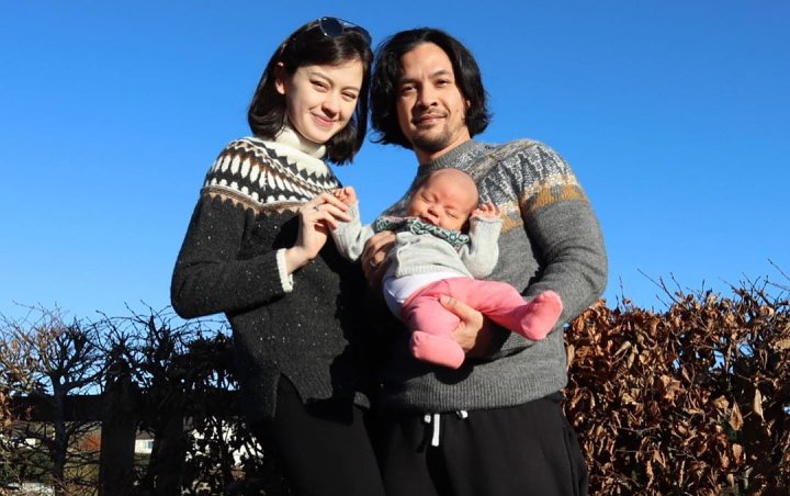 Kimberly Ryder dan Suami Ucapkan Selamat Natal, Ekspresi Baby Rayden Mangap Bikin Salfok