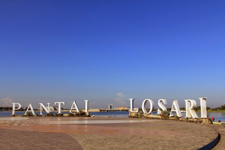 Nikmati Waktu Santai Bersama Keluarga Di Pantai Losari