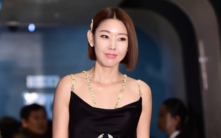 MBC Drama Awards 2019: Han Hyejin Umbar Punggung Kinclong Jadi Bahan Gosip