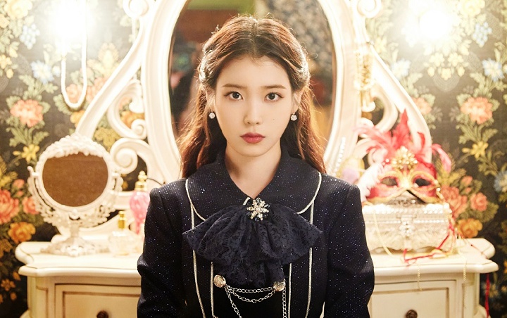 Gaya Umbar Pinggang IU di Konser Jakarta Dipuji Habis-Habisan Gaya Umbar Pinggang IU di Konser Jakarta Dipuji Habis-Habisan