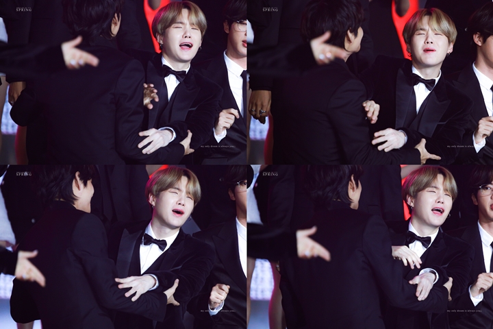 KBS Gayo Daechukje 2019: Wajah Jengkel Suga BTS Ogah Diajak Dansa V Curi Perhatian