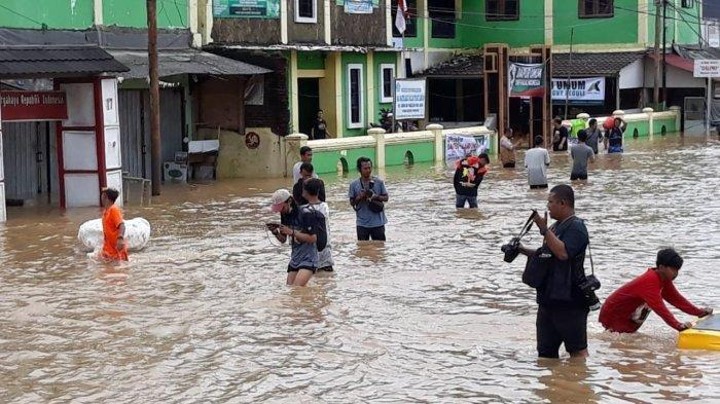 Jangan Berkeliaran Di Air Ketika Banjir Semakin Tinggi